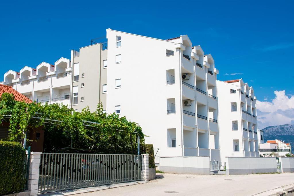 Terrace Apartment Danny Каштела Екстер'єр фото